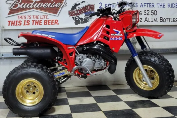 Discover the ATC250R, Honda’s iconic liquid-cooled 2-stroke 3-wheeler built for racing, featuring 33 hp, 6-speed transmission, and aggressive trail perform.