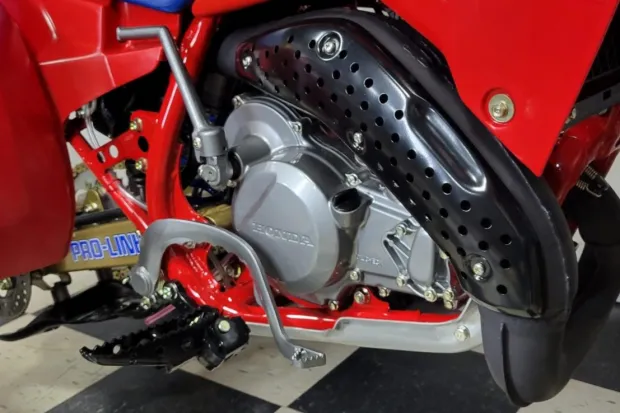 Discover the ATC250R, Honda’s iconic liquid-cooled 2-stroke 3-wheeler built for racing, featuring 33 hp, 6-speed transmission, and aggressive trail perform.