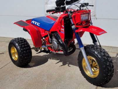 Discover the ATC250R, Honda’s iconic liquid-cooled 2-stroke 3-wheeler built for racing, featuring 33 hp, 6-speed transmission, and aggressive trail perform.
