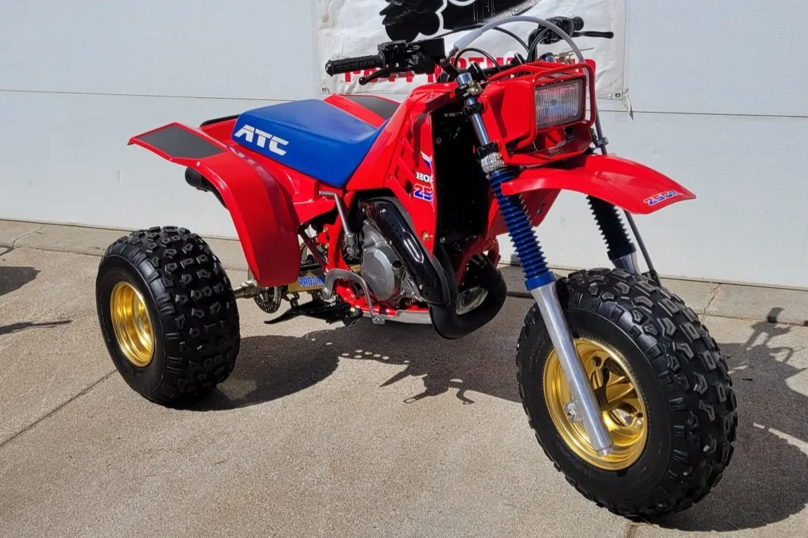 Discover the ATC250R, Honda’s iconic liquid-cooled 2-stroke 3-wheeler built for racing, featuring 33 hp, 6-speed transmission, and aggressive trail perform.
